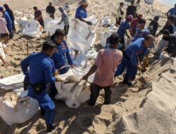 Sat Polairud Polres Bangka, Dit Polairud Polda Babel dan PT.Timah Gotong Royong Bersama Nelayan Isi Pasir Bag Jumbo di Muara Air Kantung