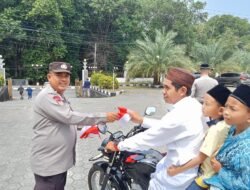 Sambut HUT ke-81 RI, Sat Binmas Polres Bangka Bagikan Bendera Merah Putih kepada Masyarakat